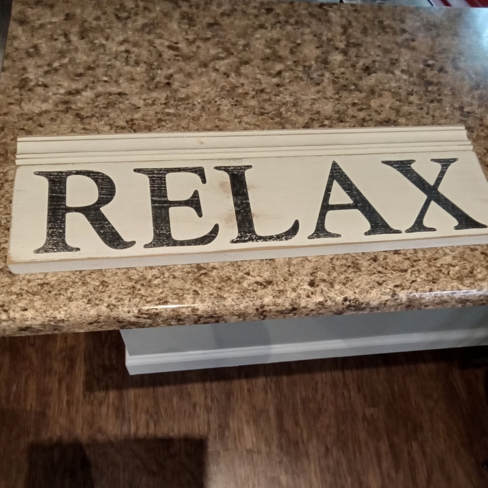 Wood sign "RELAX"
